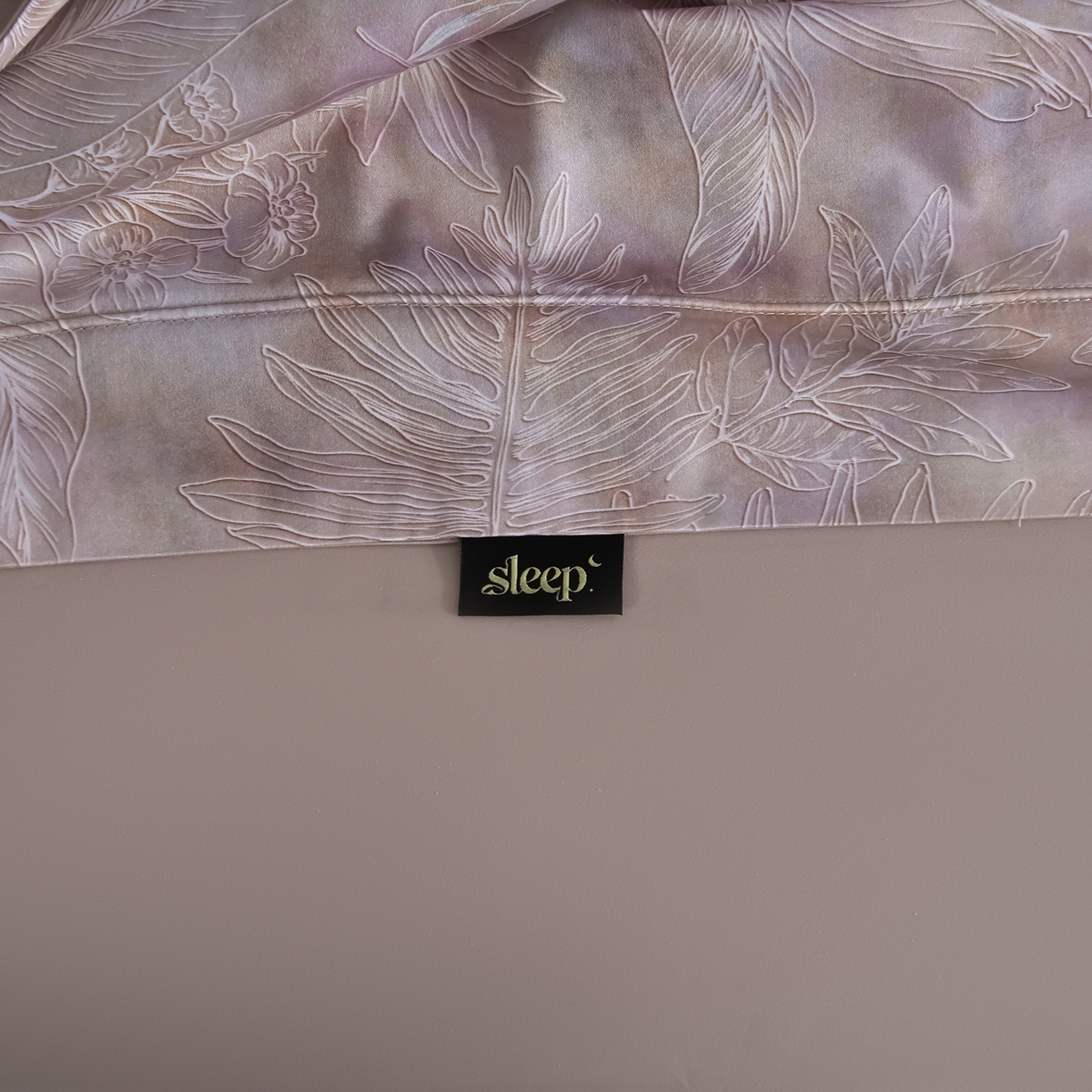 91家纺网 家纺一手货源 找家纺 金昱纺 2026新款全棉50S长绒棉数码印花宽边埋绳款四件套（带精美礼盒包装） 黛秋-粉