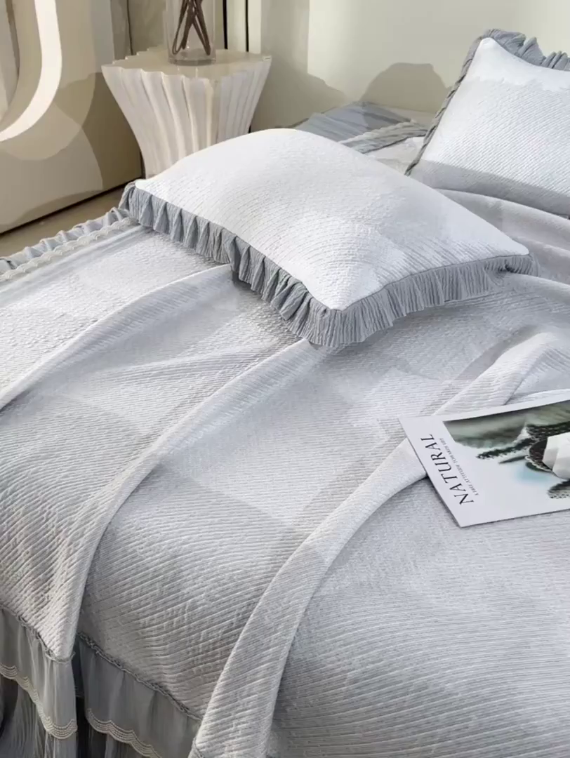 91家纺网 家纺一手货源 找家纺 诺梵家纺 2026新款凉豆豆PE高分子凉感花边床裙凉席三件套 见山-灰