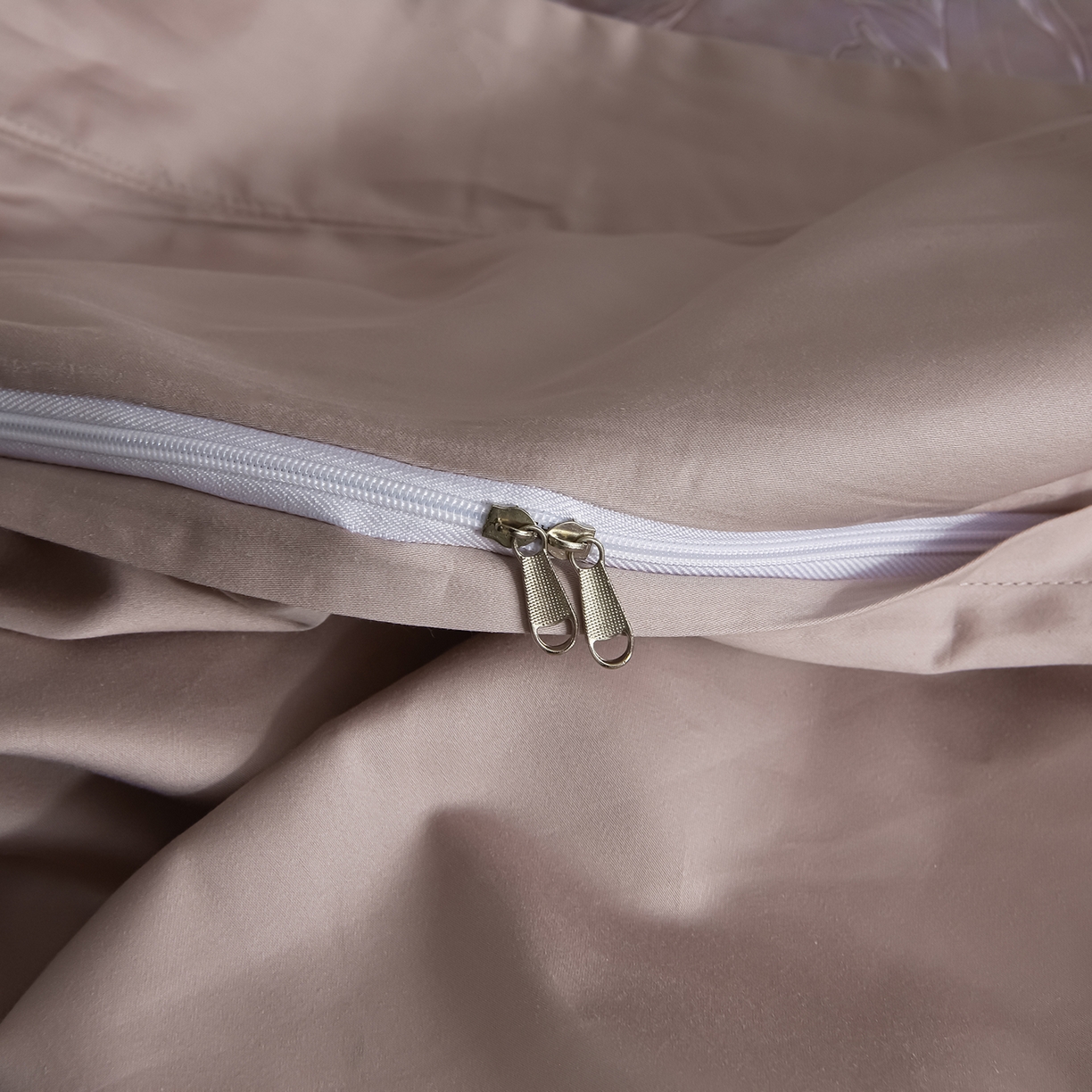 91家纺网 家纺一手货源 找家纺 金昱纺 2026新款全棉50S长绒棉数码印花宽边埋绳款四件套（带精美礼盒包装） 黛秋-粉