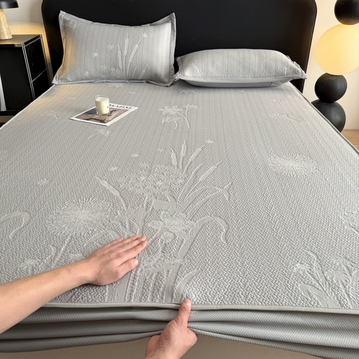 91家纺网 家纺一手货源 找家纺 鑫琪莱家纺 2026新款提花浮雕凉豆豆凉感凉席床笠款 蒲公英灰