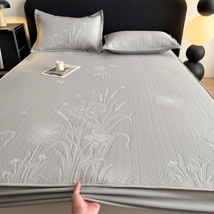 91家纺网 家纺一手货源 找家纺 鑫琪莱家纺 2026新款提花浮雕凉豆豆凉感凉席床笠款 蒲公英灰