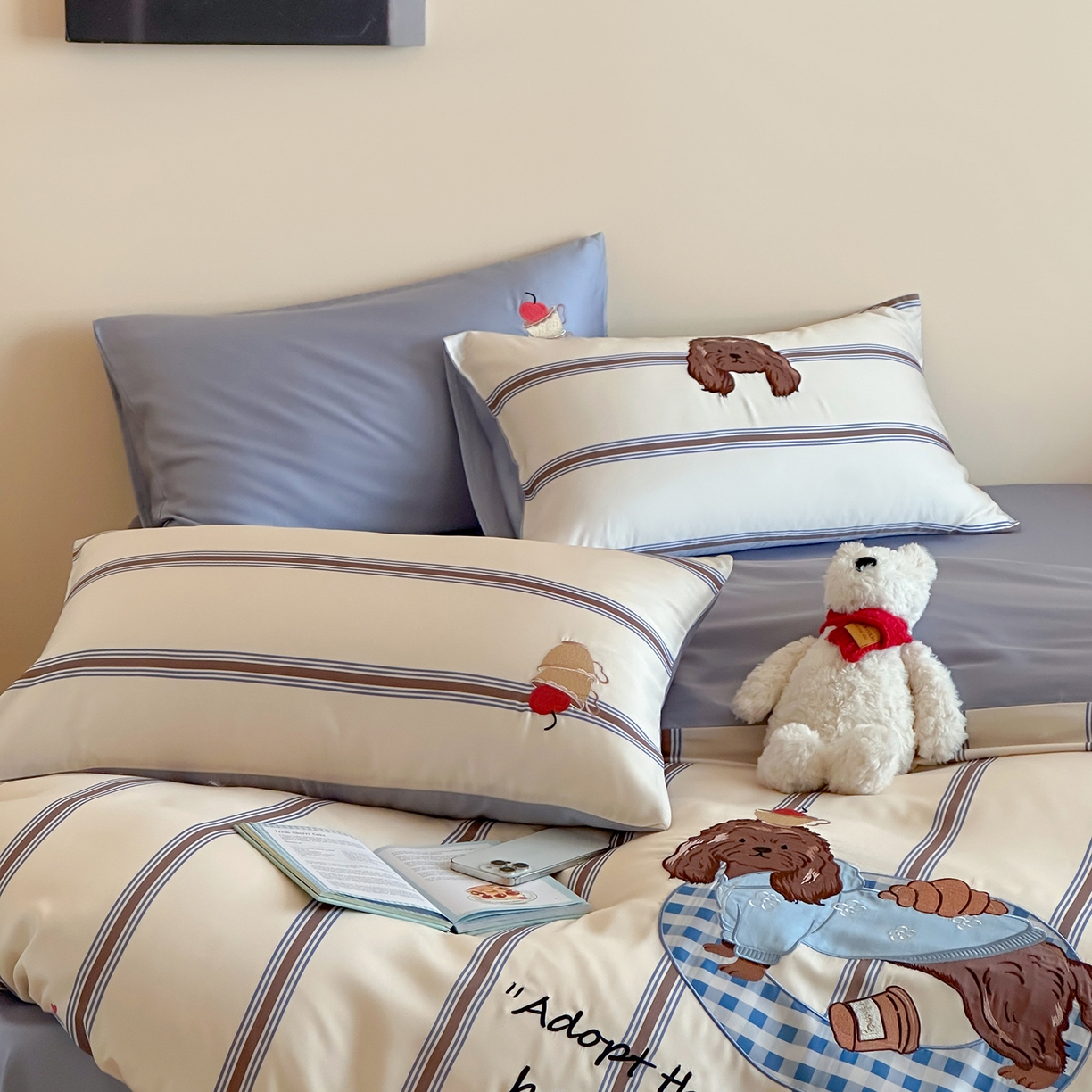 91家纺网 家纺一手货源 找家纺 沐珩家纺 2026新款兰精60s数码条纹天丝绣花四件套 海盐慕斯