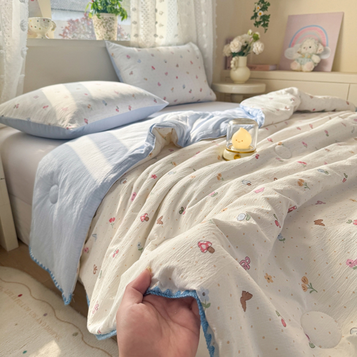 91家纺网 家纺一手货源 找家纺 雅蔓依家纺 2026春夏新款三角针贝壳边木棉云感双层纱棉花夏被夏凉被空调被 小清新