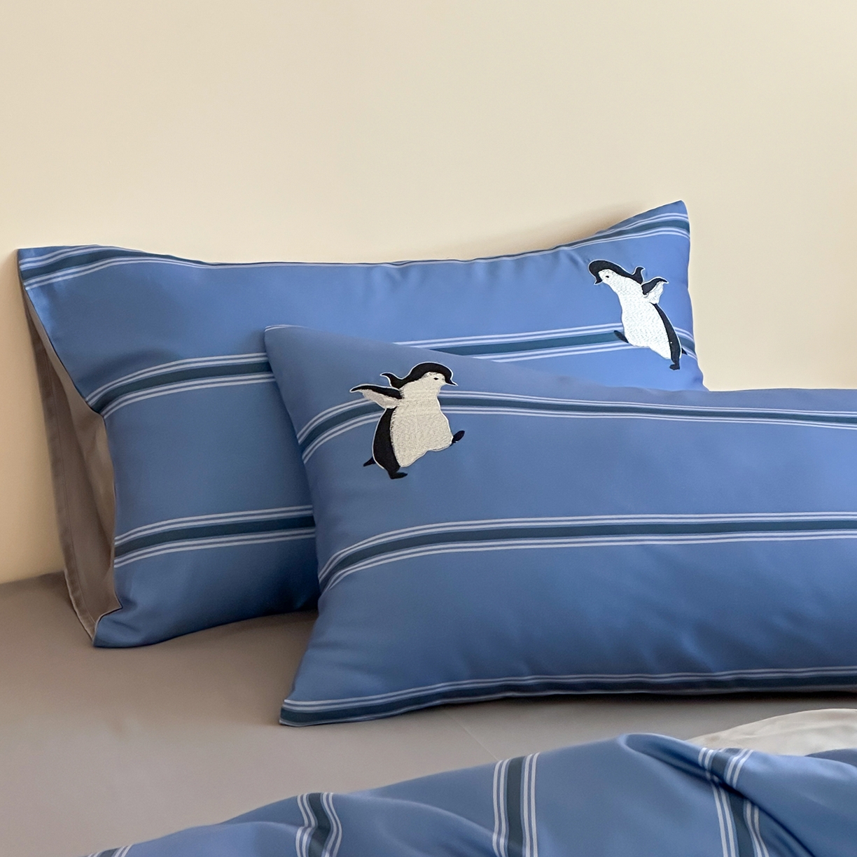 91家纺网 家纺一手货源 找家纺 沐珩家纺 2026新款兰精60s数码条纹天丝绣花四件套 极地冰蓝