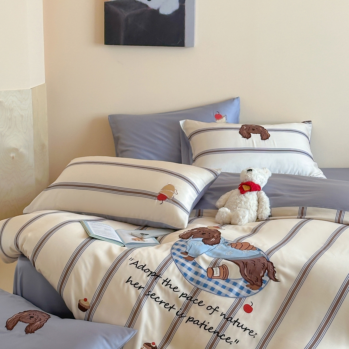 91家纺网 家纺一手货源 找家纺 沐珩家纺 2026新款兰精60s数码条纹天丝绣花四件套 海盐慕斯