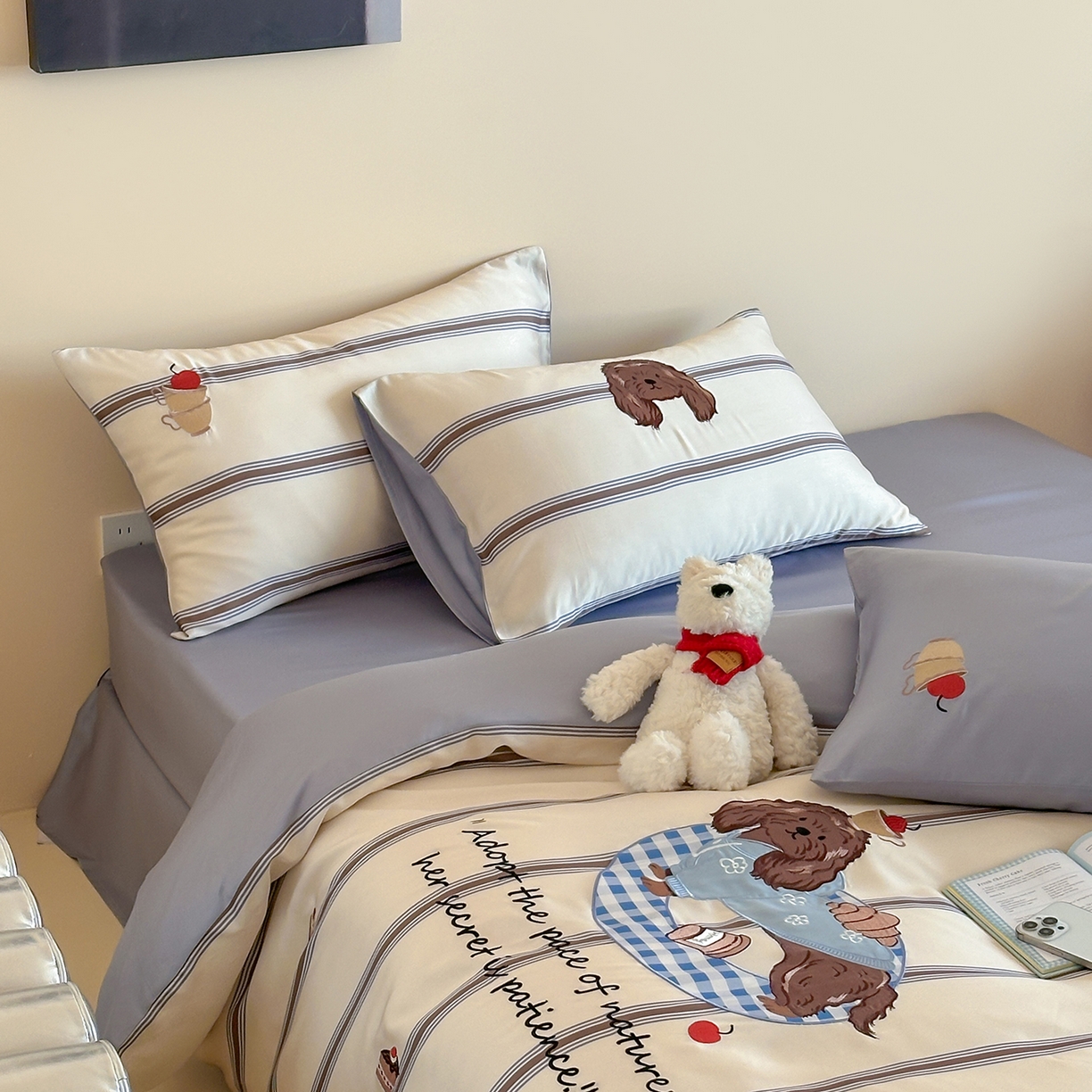 91家纺网 家纺一手货源 找家纺 沐珩家纺 2026新款兰精60s数码条纹天丝绣花四件套 海盐慕斯