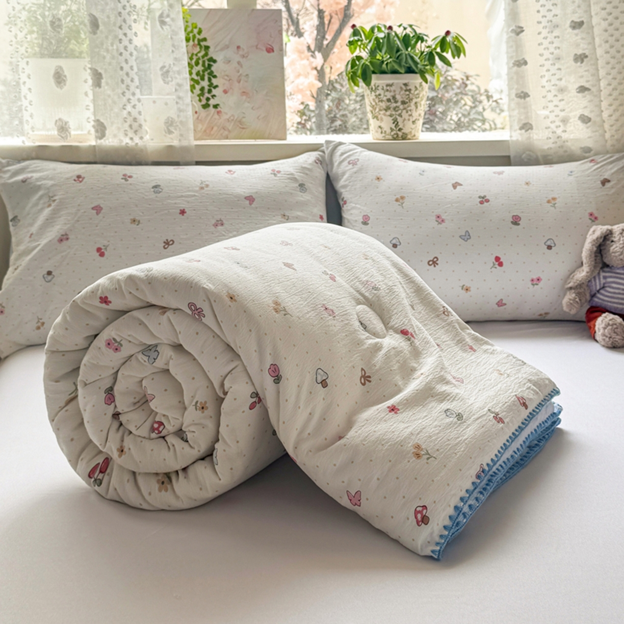 91家纺网 家纺一手货源 找家纺 雅蔓依家纺 2026春夏新款三角针贝壳边木棉云感双层纱棉花夏被夏凉被空调被 小清新