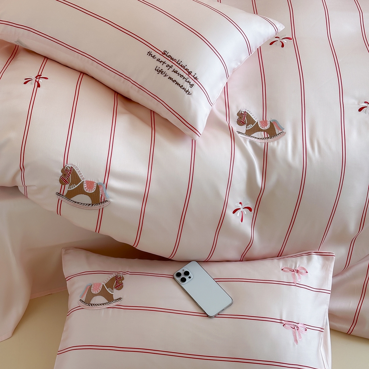 91家纺网 家纺一手货源 找家纺 沐珩家纺 2026新款兰精60s数码条纹天丝绣花四件套 粉调游园