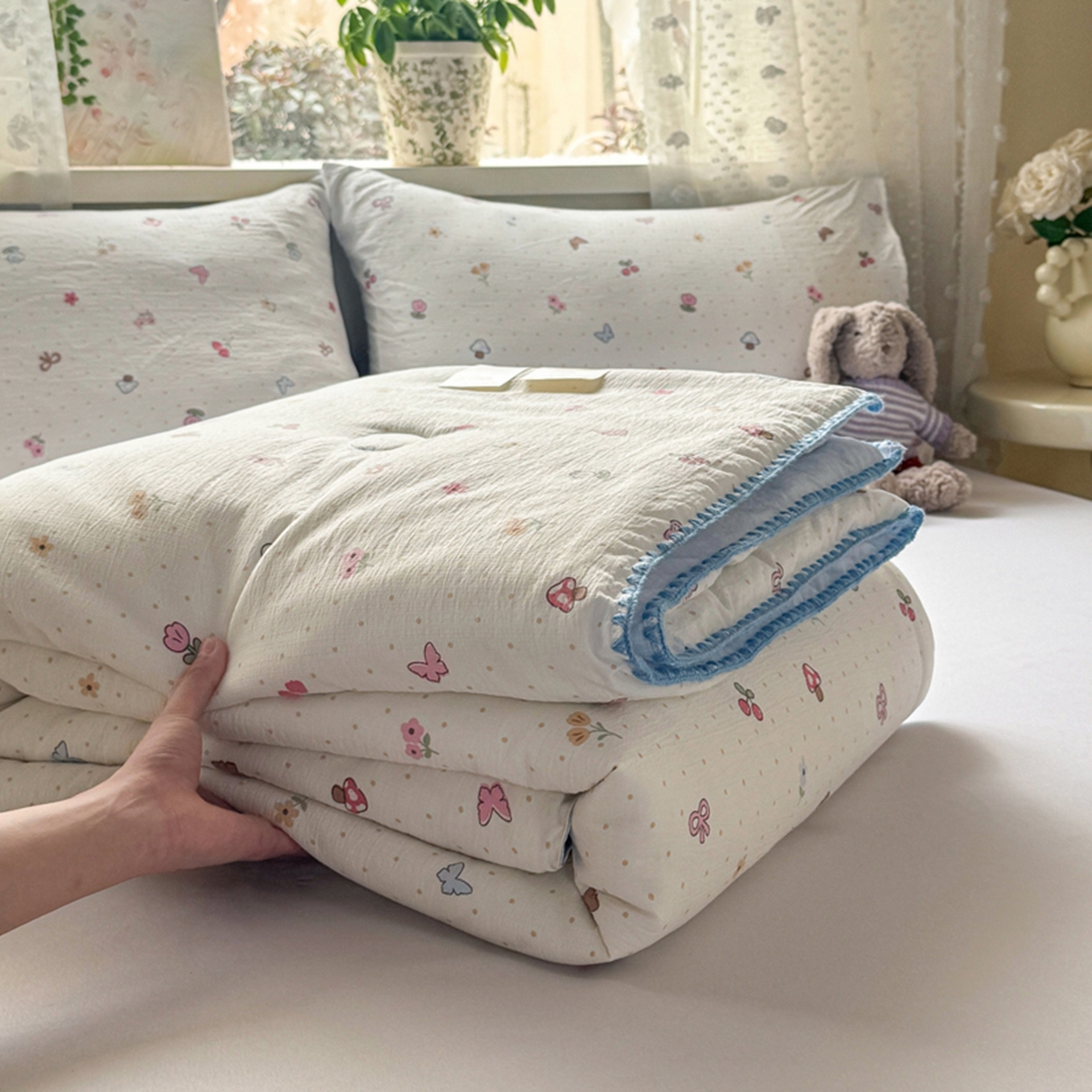 91家纺网 家纺一手货源 找家纺 雅蔓依家纺 2026春夏新款三角针贝壳边木棉云感双层纱棉花夏被夏凉被空调被 小清新