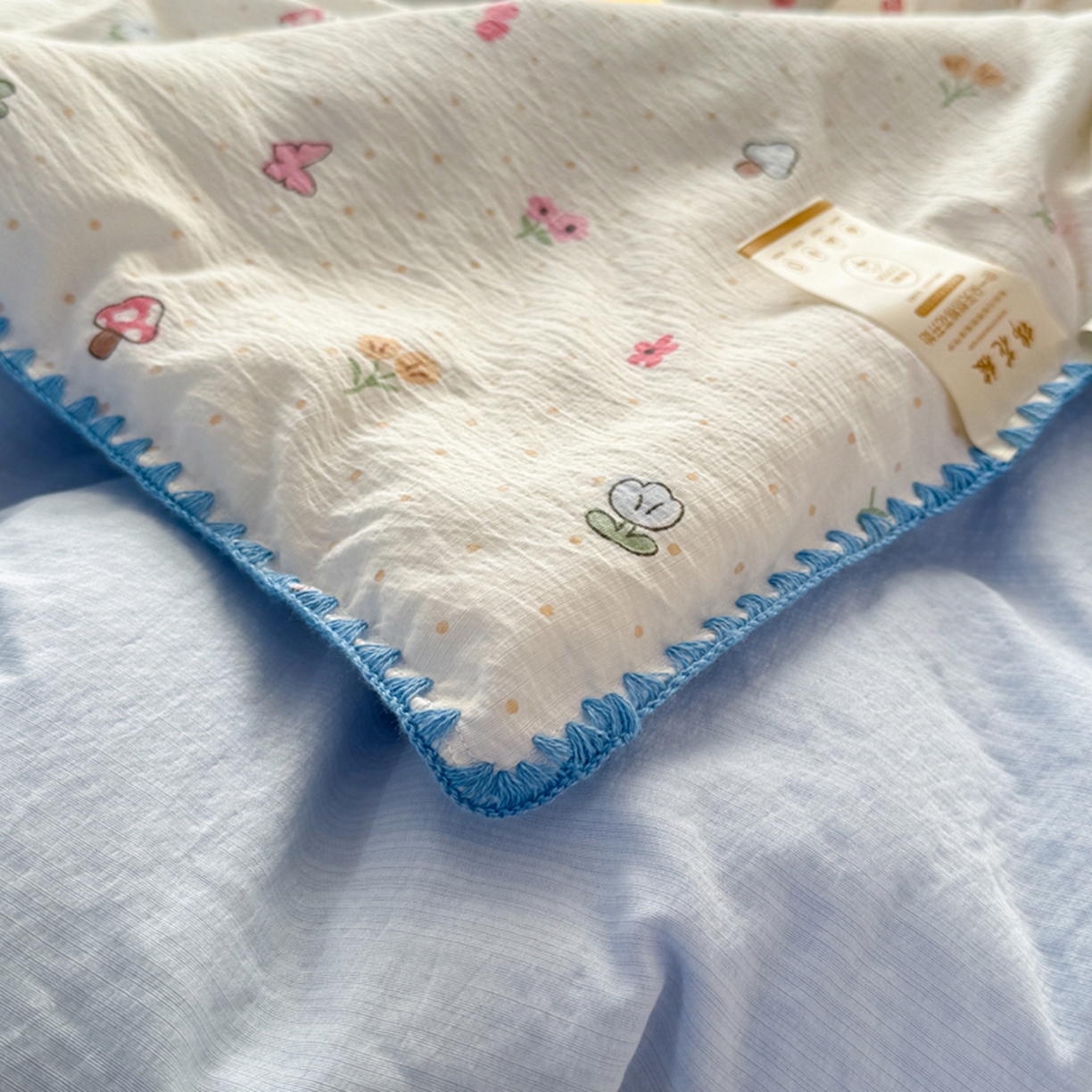 91家纺网 家纺一手货源 找家纺 雅蔓依家纺 2026春夏新款三角针贝壳边木棉云感双层纱棉花夏被夏凉被空调被 小清新