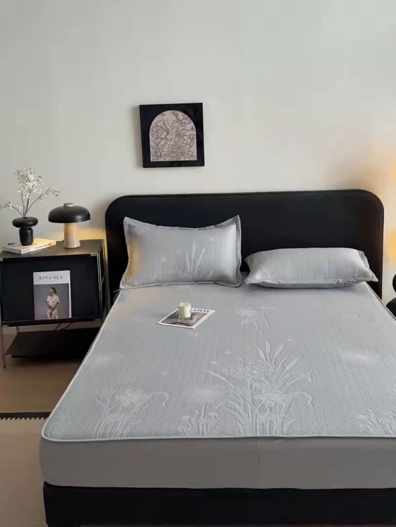 91家纺网 家纺一手货源 找家纺 鑫琪莱家纺 2026新款提花浮雕凉豆豆凉感凉席床笠款 蒲公英灰