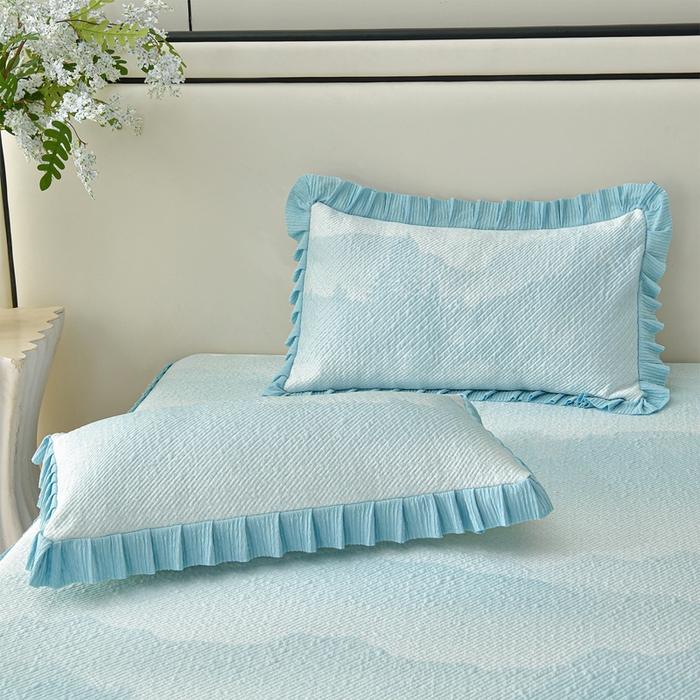 91家纺网 家纺一手货源 找家纺 诺梵家纺 2026新款凉豆豆PE高分子凉感花边床裙凉席三件套 见山-蓝