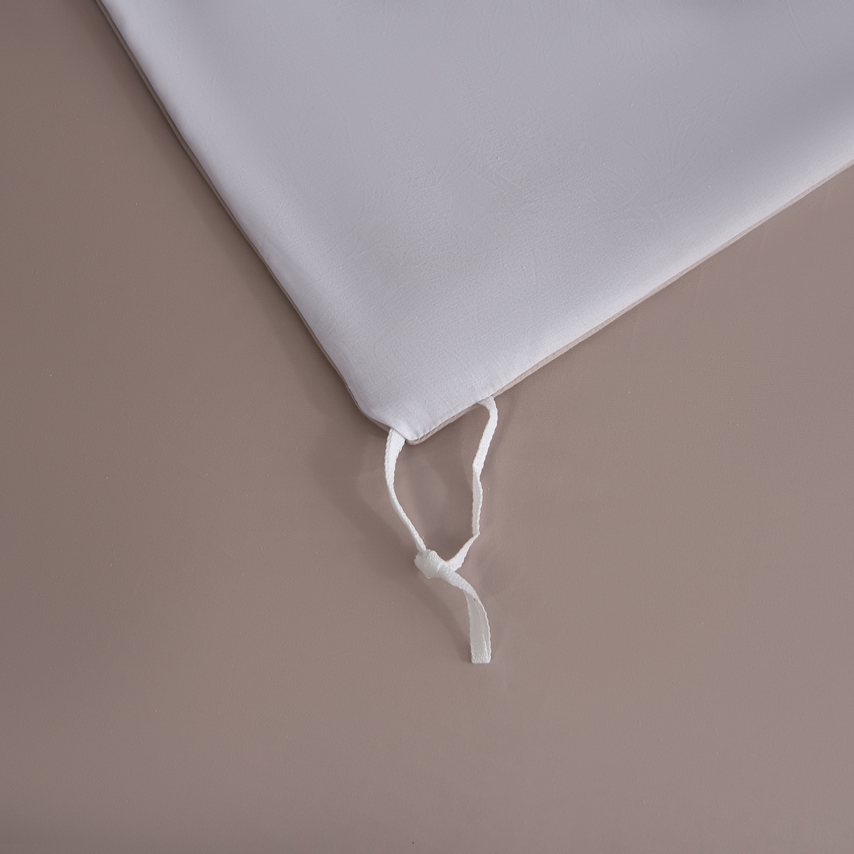 91家纺网 家纺一手货源 找家纺 金昱纺 2026新款全棉50S长绒棉数码印花宽边埋绳款四件套（带精美礼盒包装） 黛秋-粉