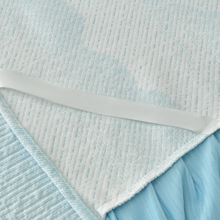 91家纺网 家纺一手货源 找家纺 诺梵家纺 2026新款凉豆豆PE高分子凉感花边床裙凉席三件套 见山-蓝