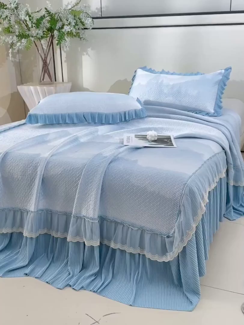 91家纺网 家纺一手货源 找家纺 诺梵家纺 2026新款凉豆豆PE高分子凉感花边床裙凉席三件套 见山-蓝