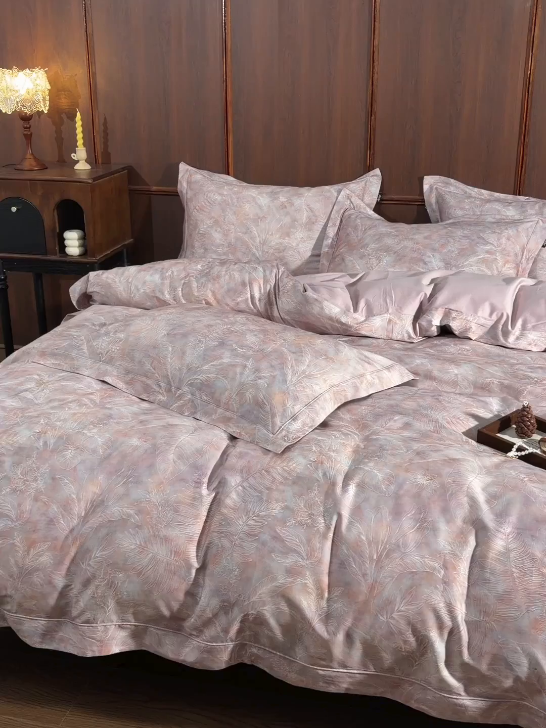 91家纺网 家纺一手货源 找家纺 金昱纺 2026新款全棉50S长绒棉数码印花宽边埋绳款四件套（带精美礼盒包装） 黛秋-粉