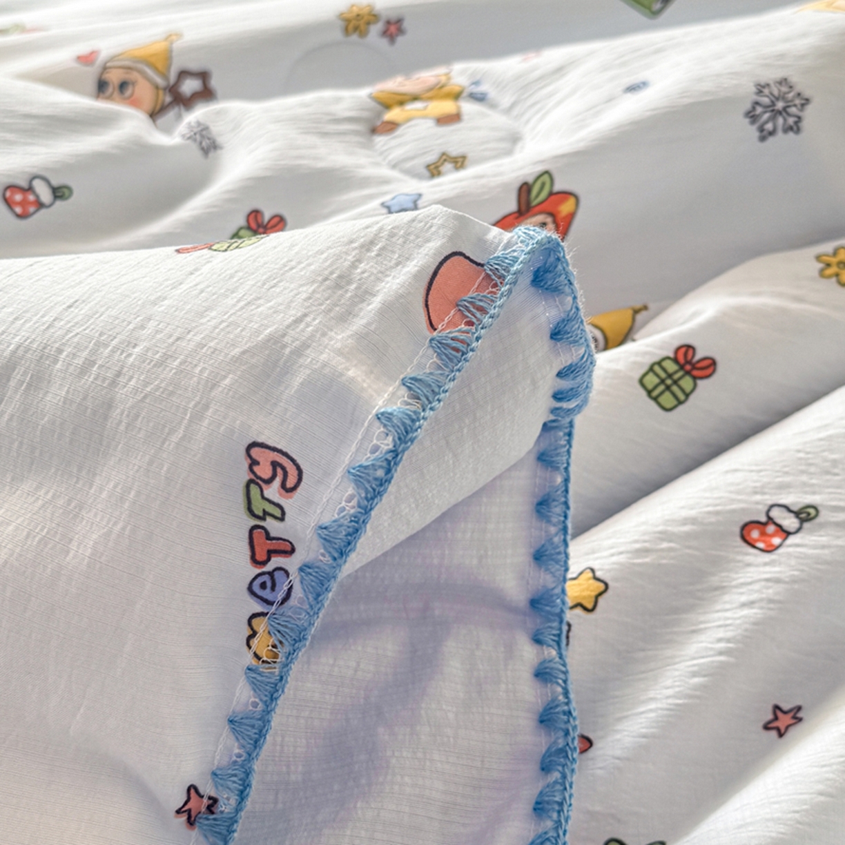 91家纺网 家纺一手货源 找家纺 雅蔓依家纺 2026春夏新款三角针贝壳边木棉云感双层纱棉花夏被夏凉被空调被 星星人