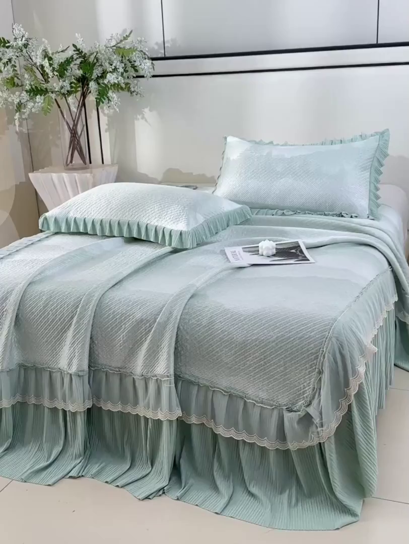 91家纺网 家纺一手货源 找家纺 诺梵家纺 2026新款凉豆豆PE高分子凉感花边床裙凉席三件套 见山-绿