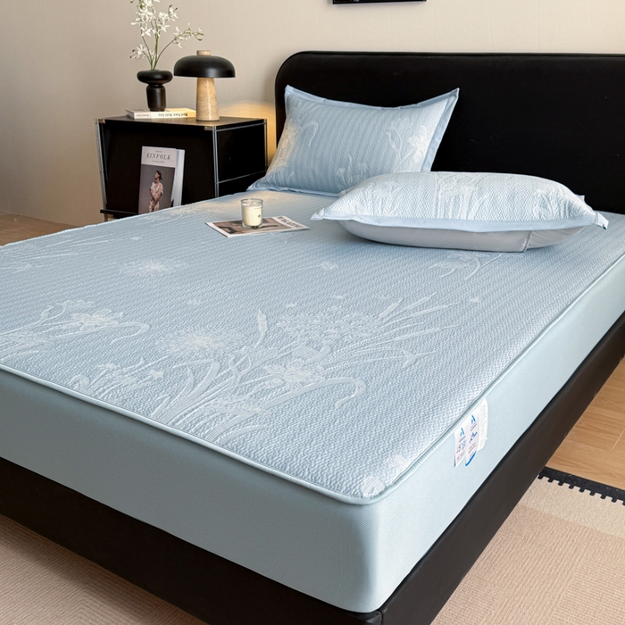 91家纺网 家纺一手货源 找家纺 鑫琪莱家纺 2026新款提花浮雕凉豆豆凉感凉席床笠款 蒲公英蓝