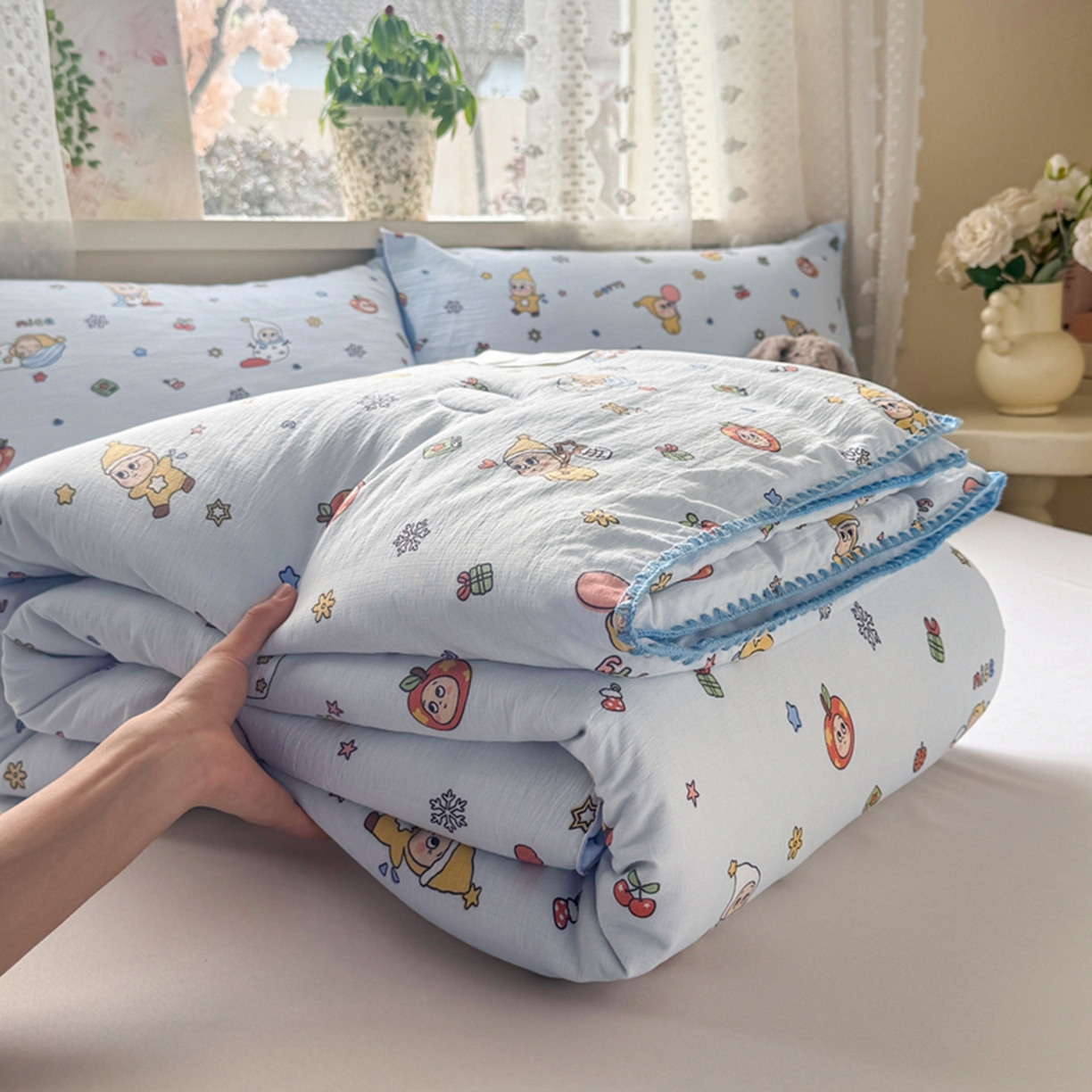 91家纺网 家纺一手货源 找家纺 雅蔓依家纺 2026春夏新款三角针贝壳边木棉云感双层纱棉花夏被夏凉被空调被 星星人