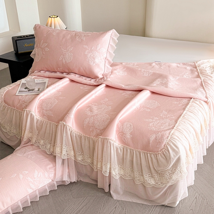 91家纺网 家纺一手货源 找家纺 诺梵家纺 2026新款凉豆豆PE高分子凉感花边床裙凉席三件套 时光玫瑰-粉