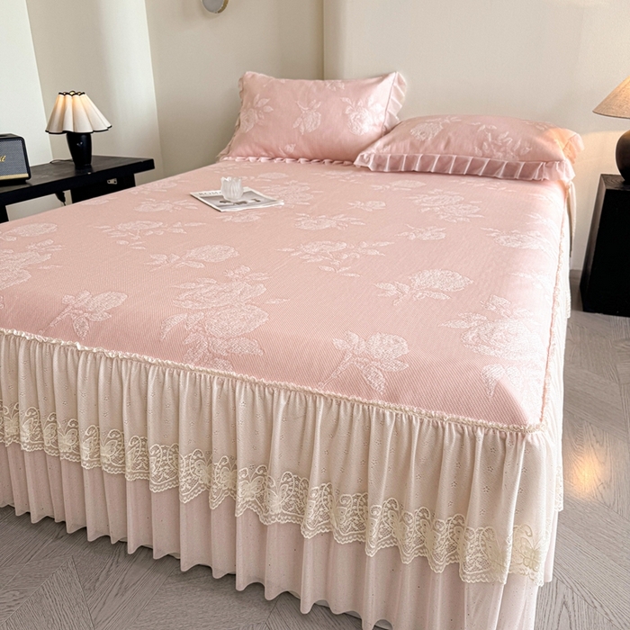 91家纺网 家纺一手货源 找家纺 诺梵家纺 2026新款凉豆豆PE高分子凉感花边床裙凉席三件套 时光玫瑰-粉