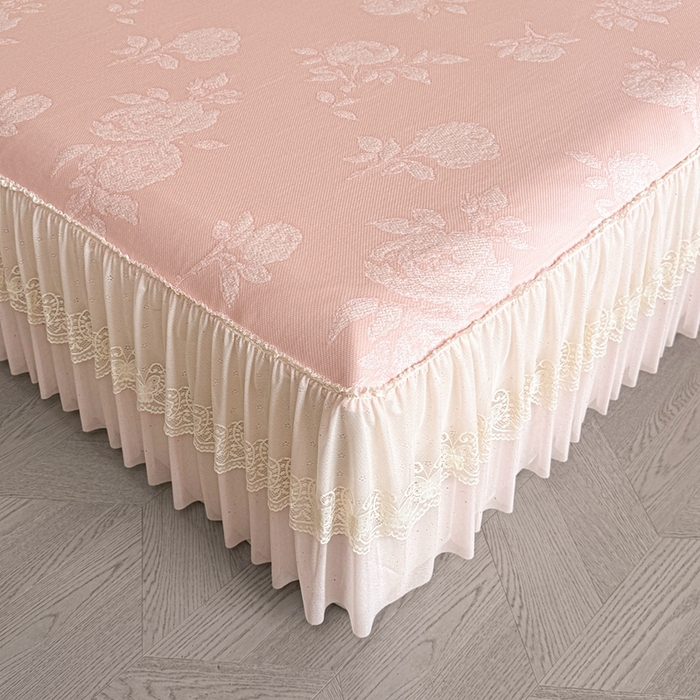 91家纺网 家纺一手货源 找家纺 诺梵家纺 2026新款凉豆豆PE高分子凉感花边床裙凉席三件套 时光玫瑰-粉