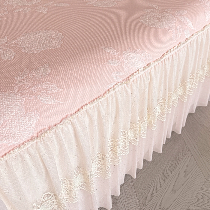 91家纺网 家纺一手货源 找家纺 诺梵家纺 2026新款凉豆豆PE高分子凉感花边床裙凉席三件套 时光玫瑰-粉