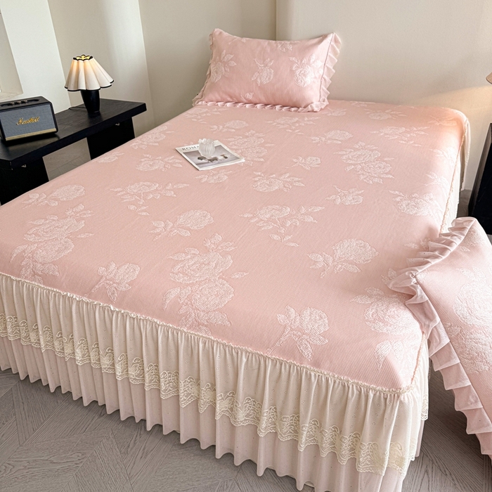 91家纺网 家纺一手货源 找家纺 诺梵家纺 2026新款凉豆豆PE高分子凉感花边床裙凉席三件套 时光玫瑰-粉