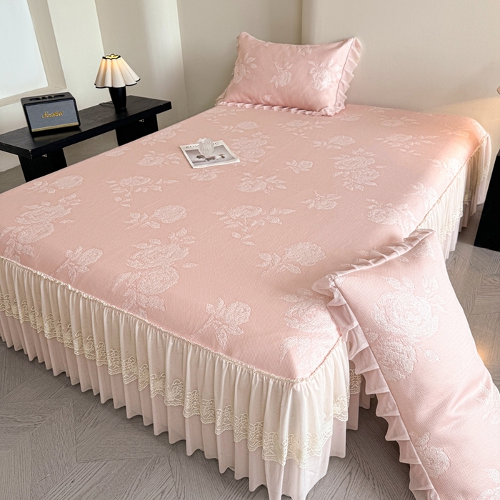 91家纺网 家纺一手货源 找家纺 诺梵家纺 2026新款凉豆豆PE高分子凉感花边床裙凉席三件套 时光玫瑰-粉