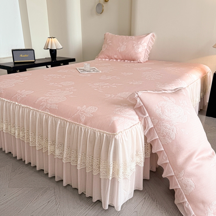 91家纺网 家纺一手货源 找家纺 诺梵家纺 2026新款凉豆豆PE高分子凉感花边床裙凉席三件套 时光玫瑰-粉