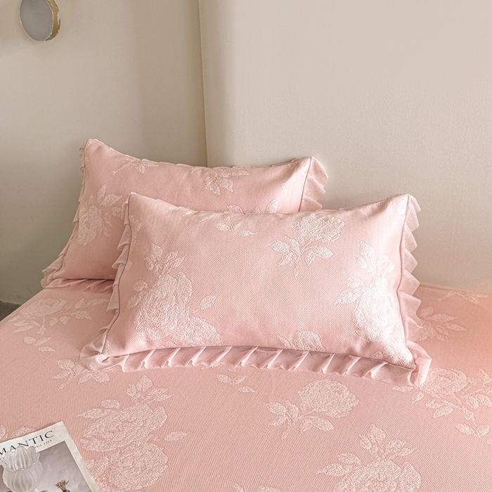 91家纺网 家纺一手货源 找家纺 诺梵家纺 2026新款凉豆豆PE高分子凉感花边床裙凉席三件套 时光玫瑰-粉