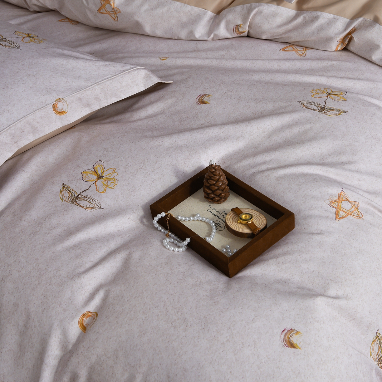 91家纺网 家纺一手货源 找家纺 金昱纺 2026新款全棉50S长绒棉数码印花宽边埋绳款四件套（带精美礼盒包装） 花织软梦