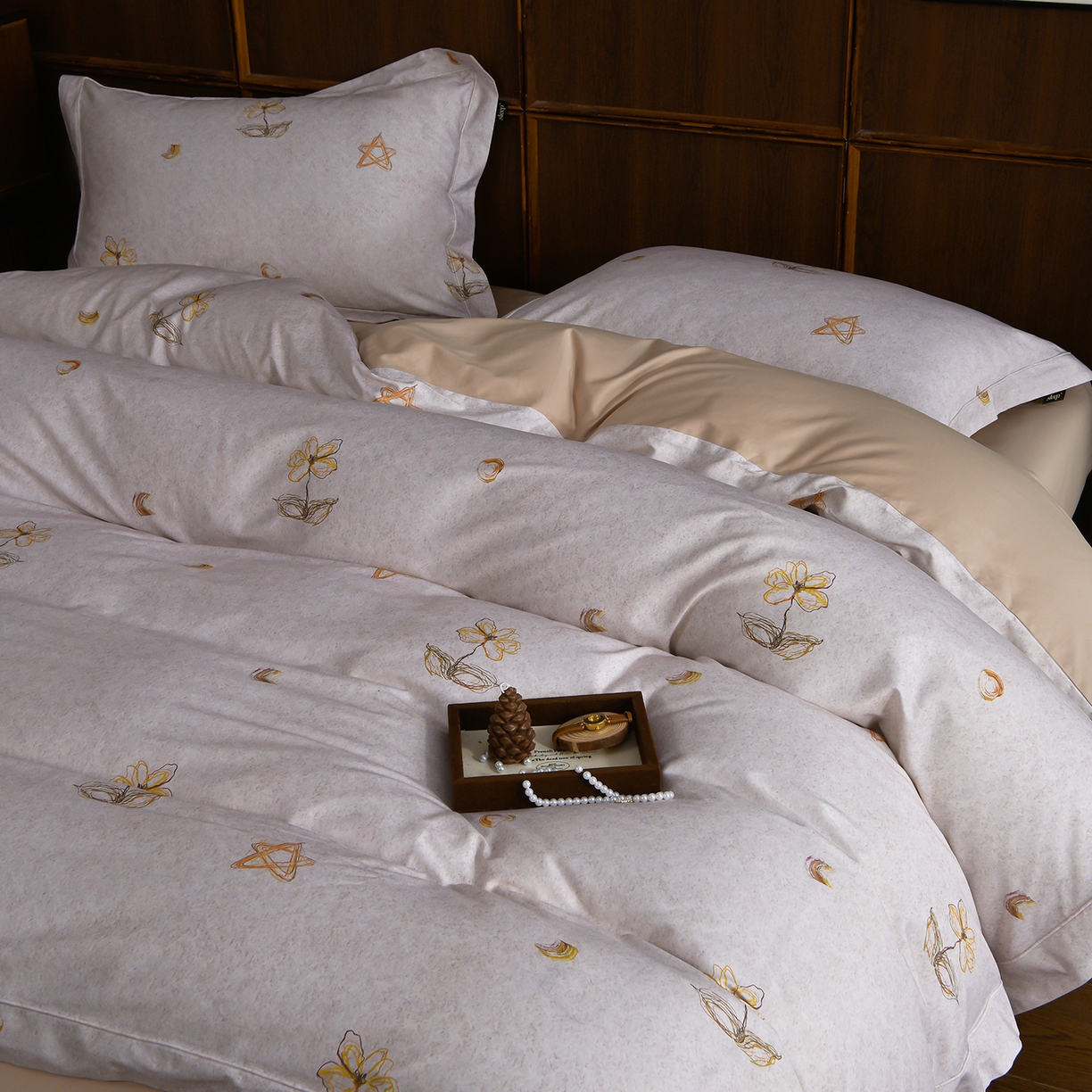 91家纺网 家纺一手货源 找家纺 金昱纺 2026新款全棉50S长绒棉数码印花宽边埋绳款四件套（带精美礼盒包装） 花织软梦