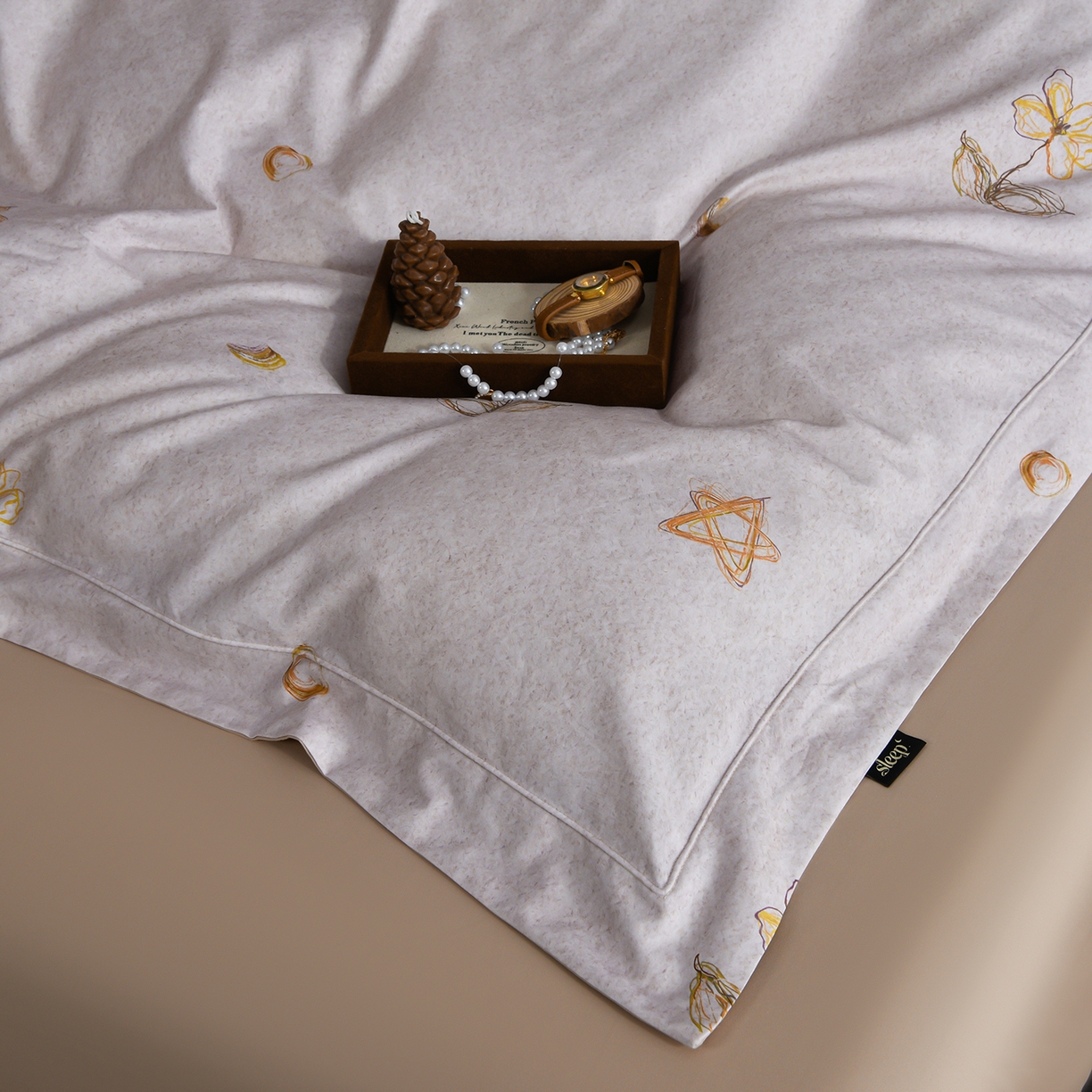 91家纺网 家纺一手货源 找家纺 金昱纺 2026新款全棉50S长绒棉数码印花宽边埋绳款四件套（带精美礼盒包装） 花织软梦