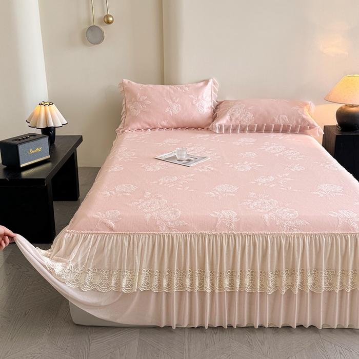 91家纺网 家纺一手货源 找家纺 诺梵家纺 2026新款凉豆豆PE高分子凉感花边床裙凉席三件套 时光玫瑰-粉