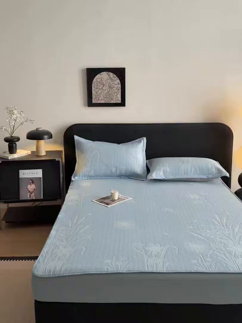 91家纺网 家纺一手货源 找家纺 鑫琪莱家纺 2026新款提花浮雕凉豆豆凉感凉席床笠款 蒲公英蓝