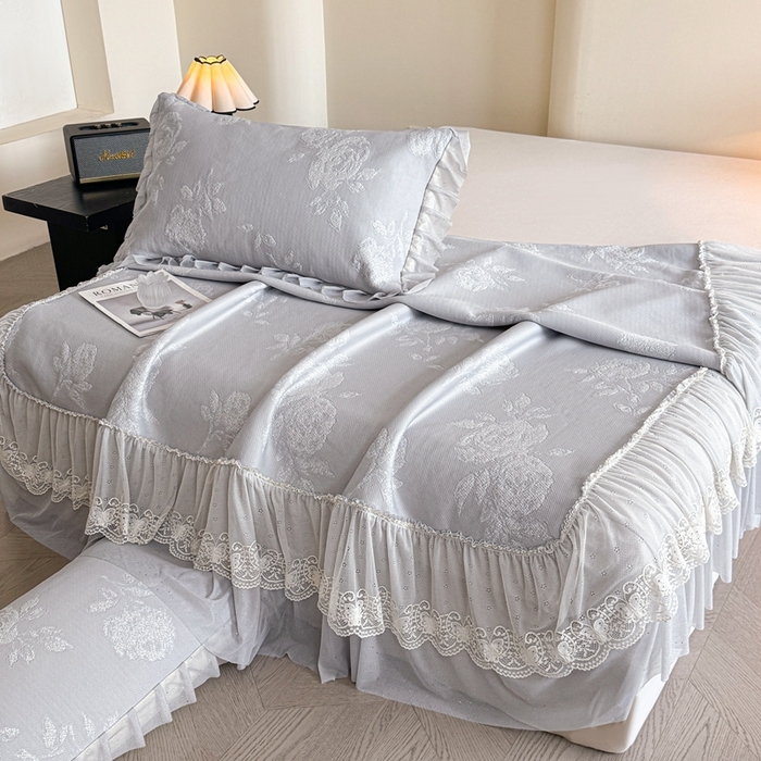 91家纺网 家纺一手货源 找家纺 诺梵家纺 2026新款凉豆豆PE高分子凉感花边床裙凉席三件套 时光玫瑰-灰