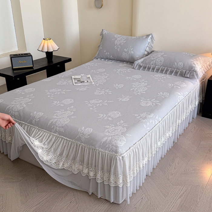 91家纺网 家纺一手货源 找家纺 诺梵家纺 2026新款凉豆豆PE高分子凉感花边床裙凉席三件套 时光玫瑰-灰
