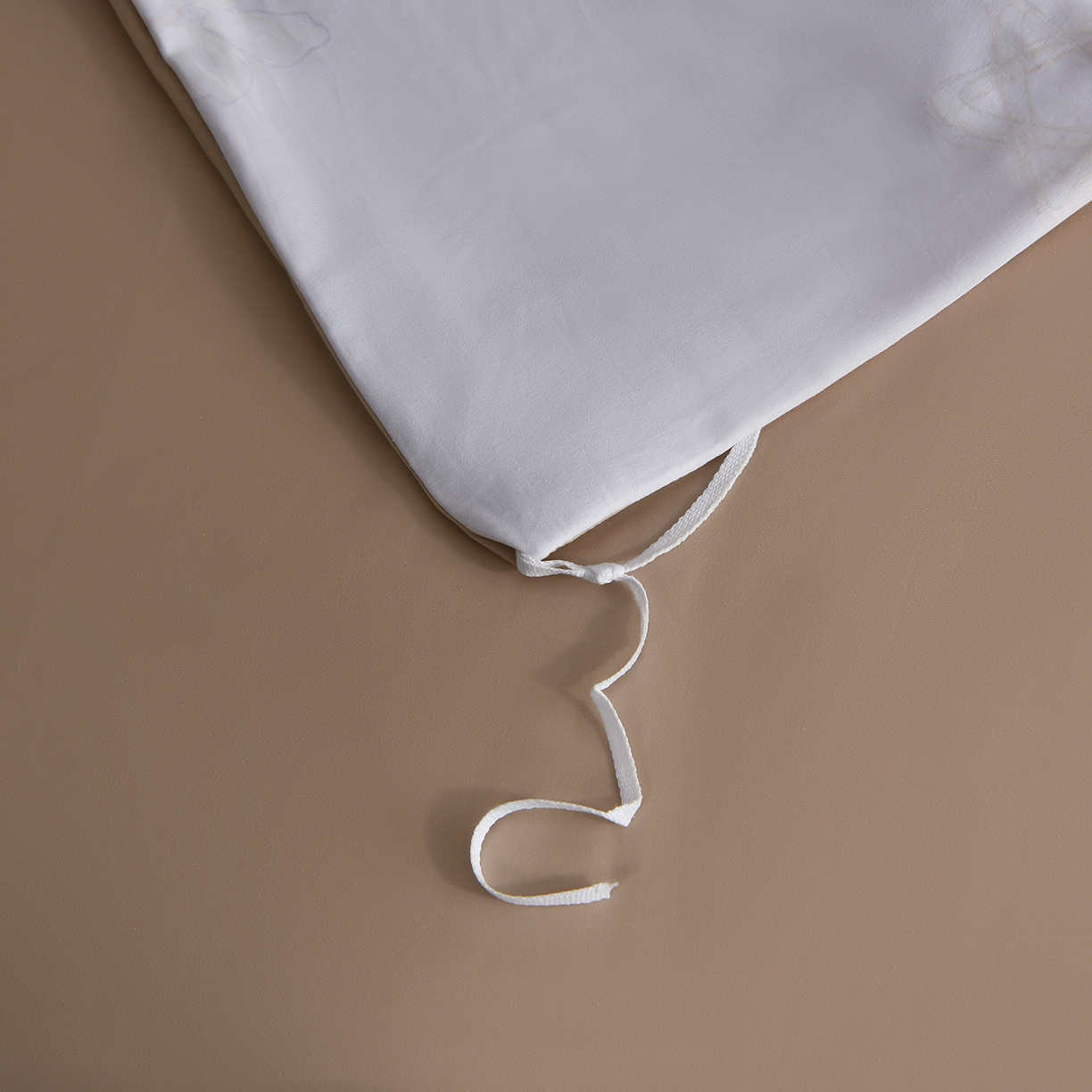 91家纺网 家纺一手货源 找家纺 金昱纺 2026新款全棉50S长绒棉数码印花宽边埋绳款四件套（带精美礼盒包装） 花织软梦