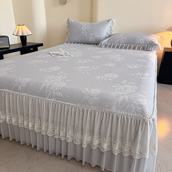 91家纺网 家纺一手货源 找家纺 诺梵家纺 2026新款凉豆豆PE高分子凉感花边床裙凉席三件套 时光玫瑰-灰