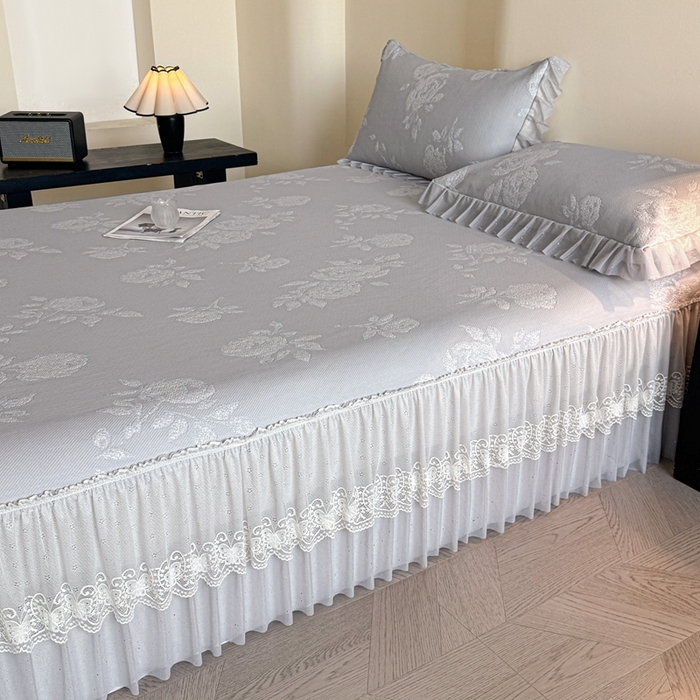 91家纺网 家纺一手货源 找家纺 诺梵家纺 2026新款凉豆豆PE高分子凉感花边床裙凉席三件套 时光玫瑰-灰