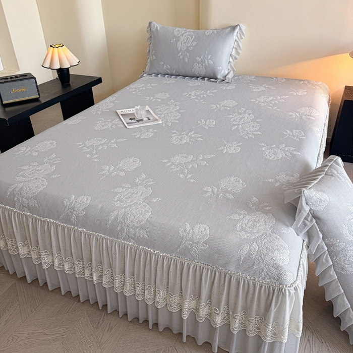 91家纺网 家纺一手货源 找家纺 诺梵家纺 2026新款凉豆豆PE高分子凉感花边床裙凉席三件套 时光玫瑰-灰