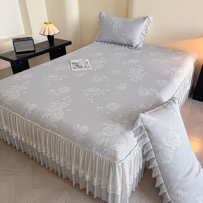 91家纺网 家纺一手货源 找家纺 诺梵家纺 2026新款凉豆豆PE高分子凉感花边床裙凉席三件套 时光玫瑰-灰