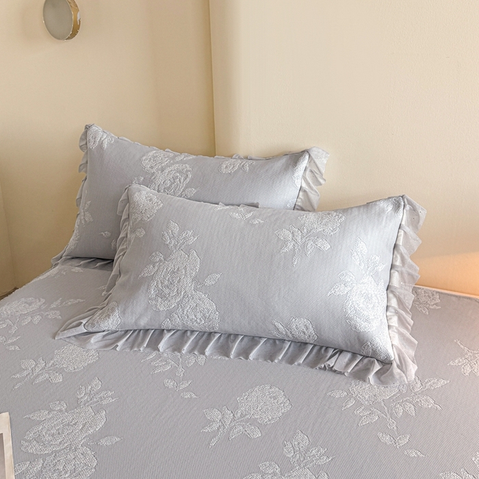 91家纺网 家纺一手货源 找家纺 诺梵家纺 2026新款凉豆豆PE高分子凉感花边床裙凉席三件套 时光玫瑰-灰