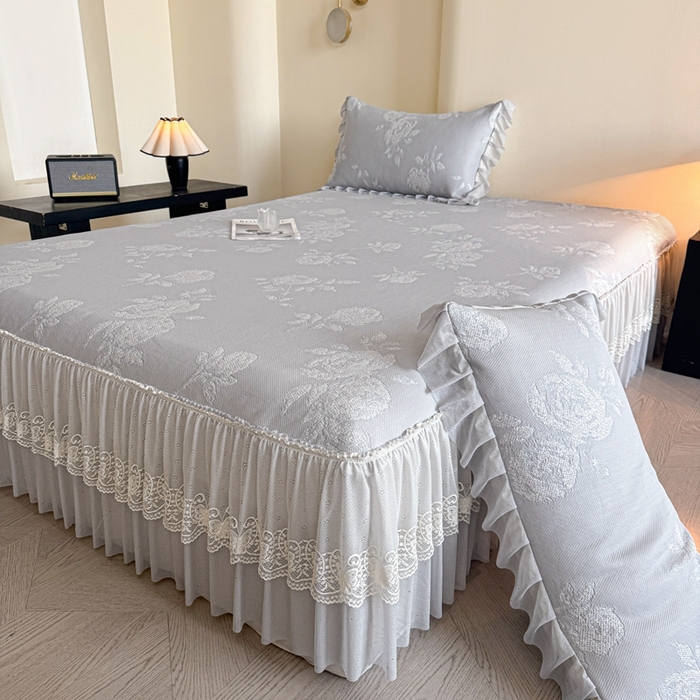 91家纺网 家纺一手货源 找家纺 诺梵家纺 2026新款凉豆豆PE高分子凉感花边床裙凉席三件套 时光玫瑰-灰