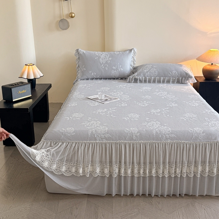 91家纺网 家纺一手货源 找家纺 诺梵家纺 2026新款凉豆豆PE高分子凉感花边床裙凉席三件套 时光玫瑰-灰