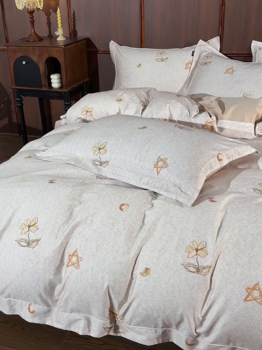 91家纺网 家纺一手货源 找家纺 金昱纺 2026新款全棉50S长绒棉数码印花宽边埋绳款四件套（带精美礼盒包装） 花织软梦