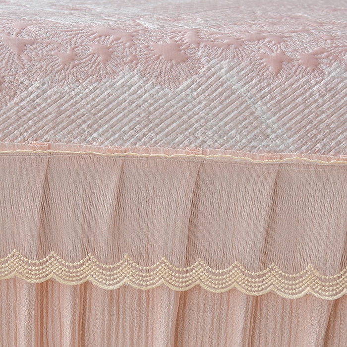 91家纺网 家纺一手货源 找家纺 诺梵家纺 2026新款凉豆豆PE高分子凉感花边床裙凉席三件套 松间月-粉