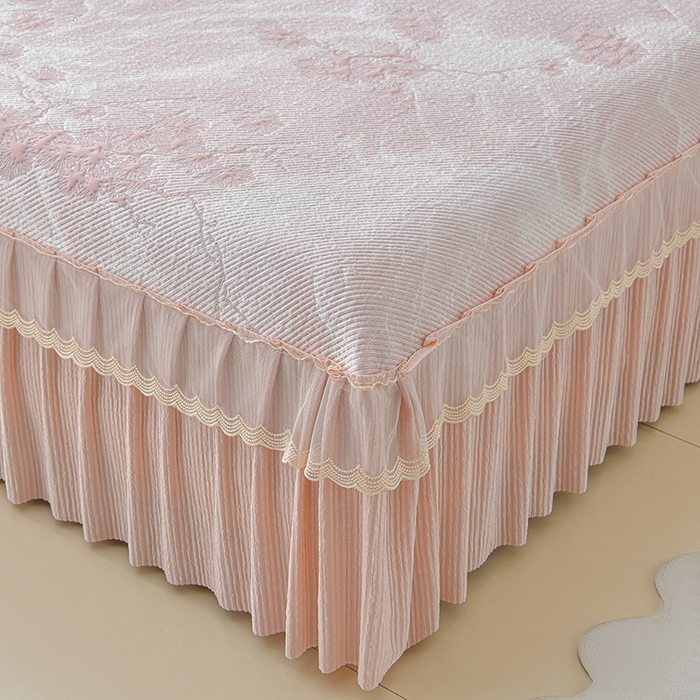 91家纺网 家纺一手货源 找家纺 诺梵家纺 2026新款凉豆豆PE高分子凉感花边床裙凉席三件套 松间月-粉